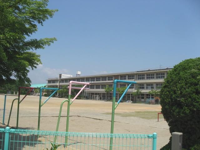 Primary school. 1200m until the Municipal Koto elementary school (elementary school)