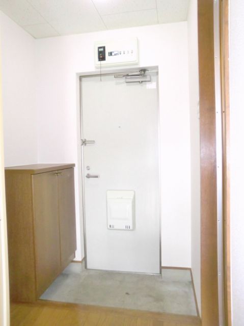 Entrance. Because with a shoebox, Customers are also safe Mie number. 