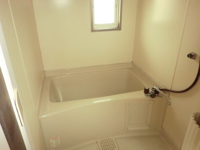 Bath. It is a small window There is also a ventilation good bath. 