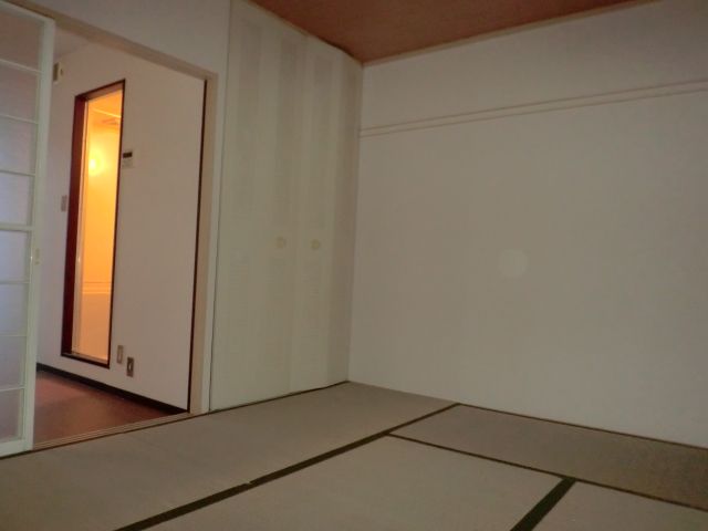 Living and room. Do unwind in the Japanese-style room