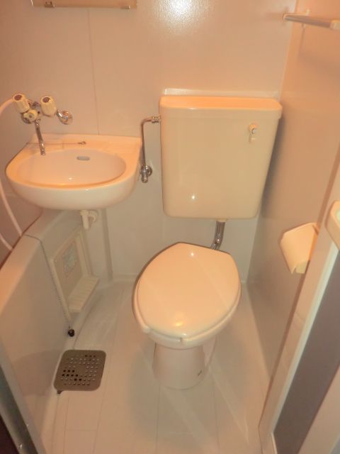 Toilet. Clean because unit bus is also easy