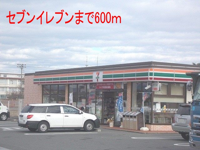 Convenience store. 600m to Seven-Eleven (convenience store)