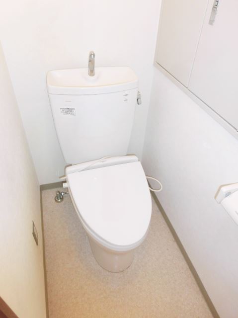Toilet. Clean, great relaxation of space. 