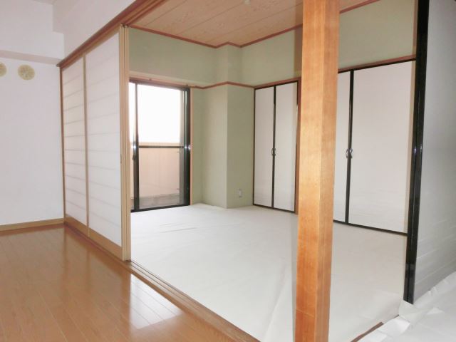 Living and room. Easy-to-use floor plans tatami and living in next door. 