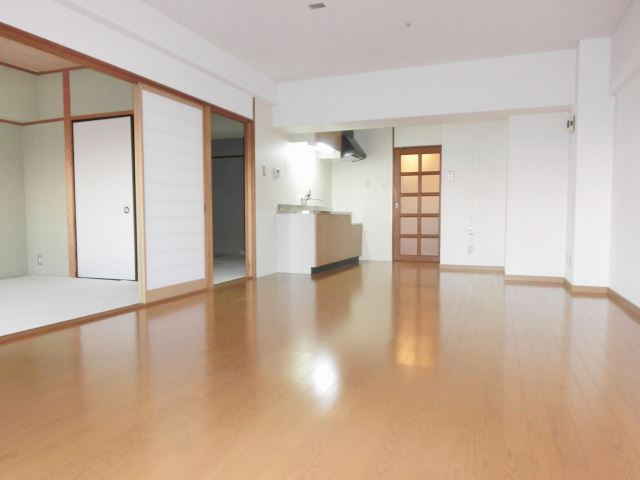 Living and room. Flooring is the room that shining clean and Pikari. 