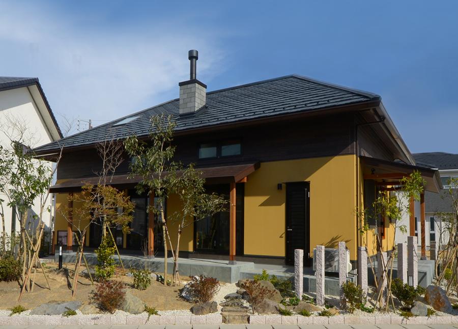 Model house photo. Modern appearance that inherits the tradition of Japan. It feels transitory seasonal scrub-style garden of woodlands. 