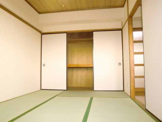 Living and room. South-facing Japanese-style room, Since the closet is attached it can also be used widely rooms