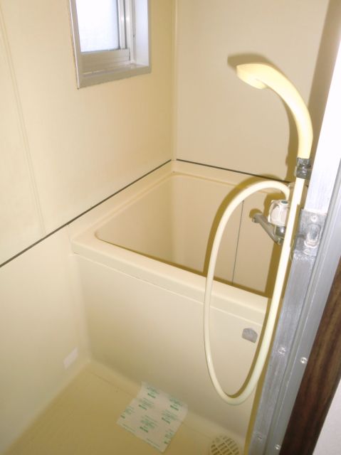 Bath. Bathroom that can be used comfortably there is a ventilation window. 
