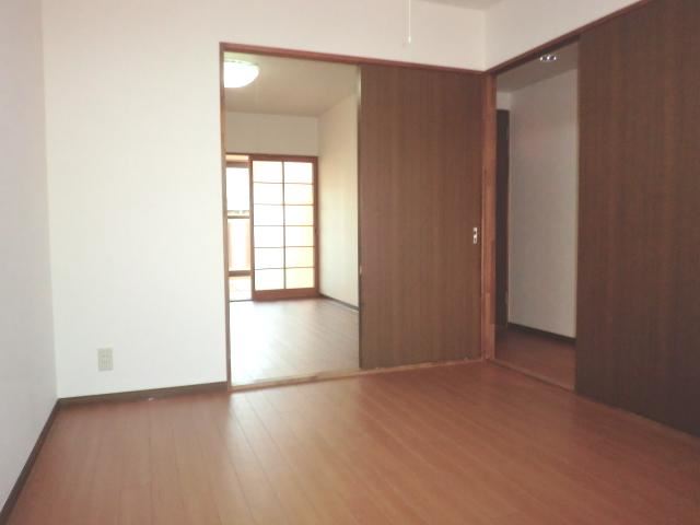 Living and room. It is recommended for single people. 