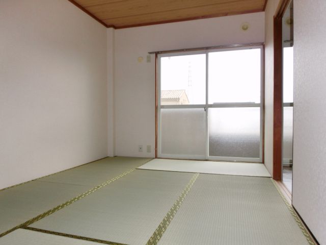 Living and room. To produce a calm space with only a Japanese-style room. 