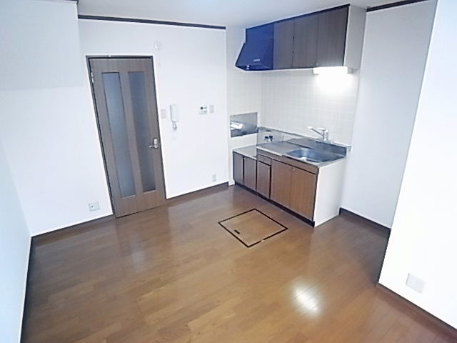 Living and room. Kitchen Horizontal ・ Since there is a space in the back, Put consumer electronics, etc.. 
