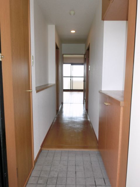 Entrance. It is also useful for storage of favorite shoes with shoe cupboard of large capacity. 