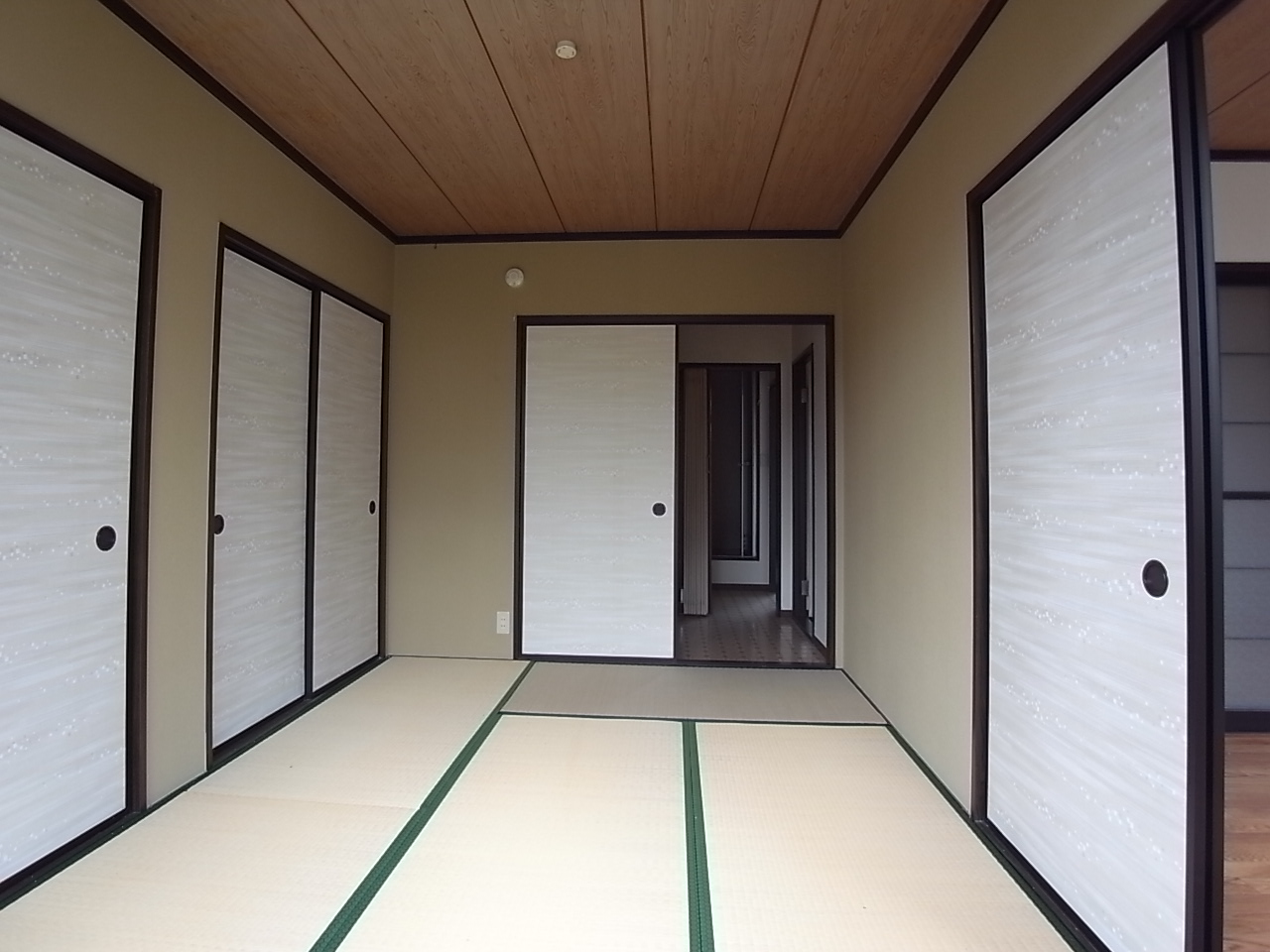 Living and room. Japanese-style room also contains the natural light from the south. 