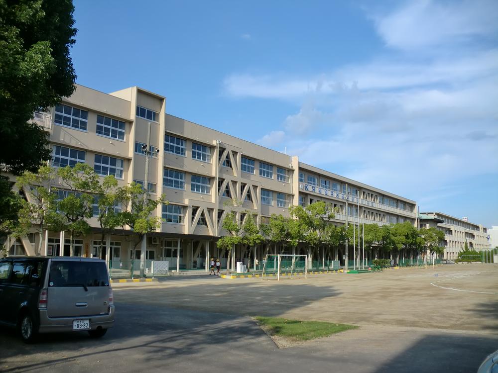 Primary school. 130m to North Elementary School