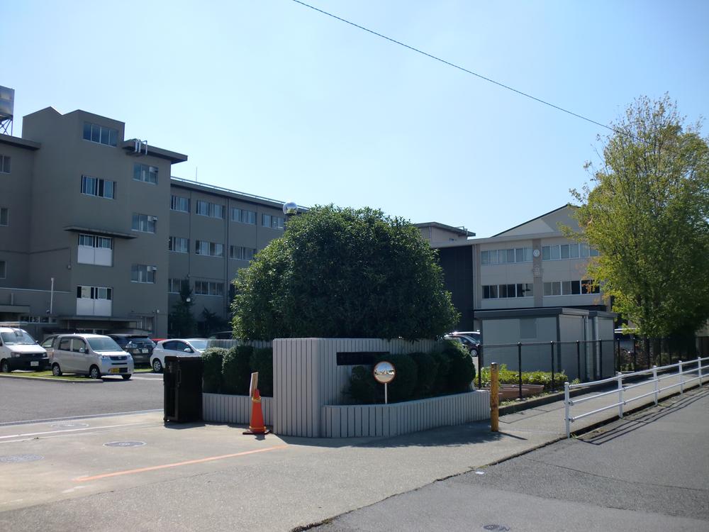 Junior high school. 250m to the north junior high school