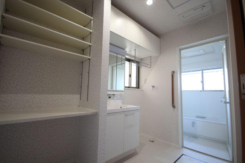 Wash basin, toilet. Indoor (10 May 2013) Shooting