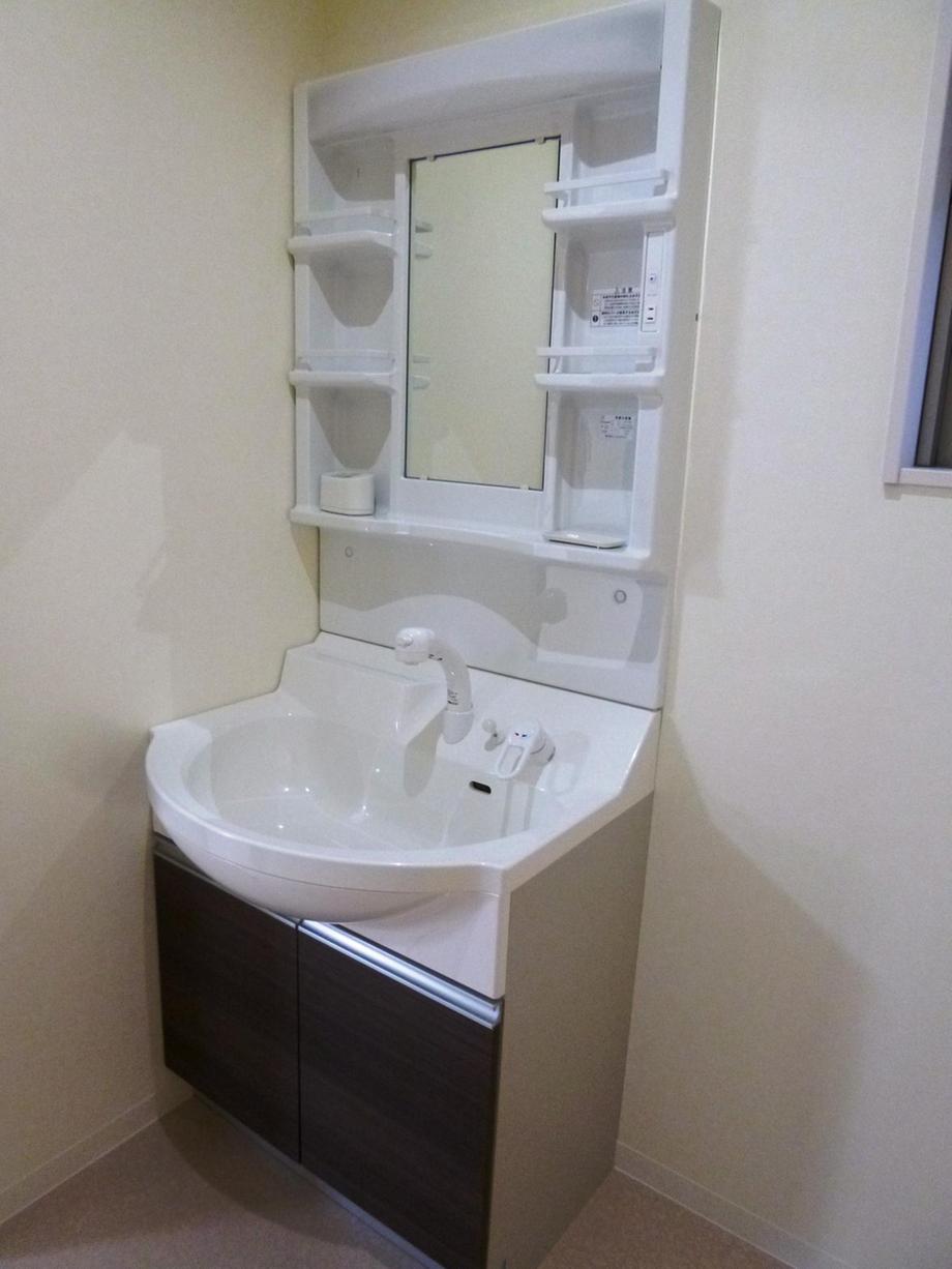 Wash basin, toilet. 2013.11.30 Shooting