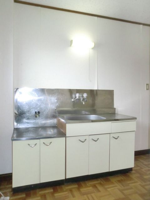 Kitchen. Two-burner stove can be installed