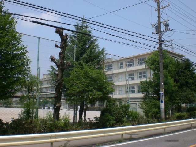 Primary school. 2400m until the Municipal Nakagawa Elementary School (elementary school)