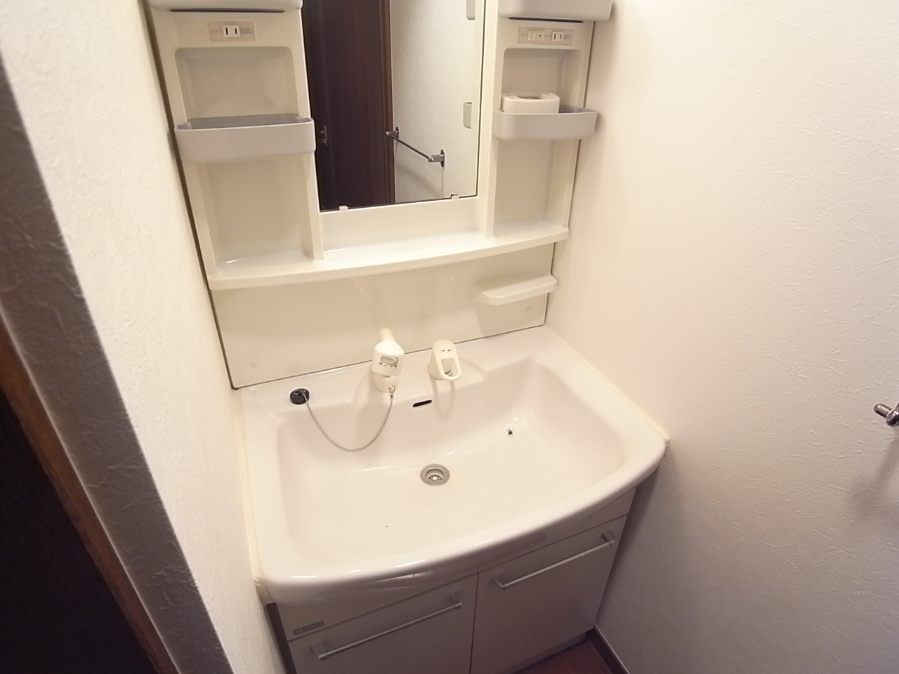 Washroom. Washbasin shower dresser ^^