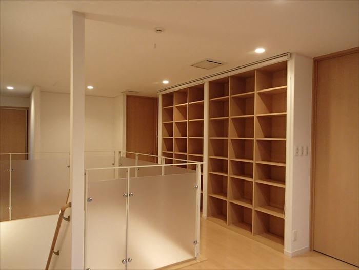 Other introspection. Large bookshelf of 2F corridor. With roll curtain.