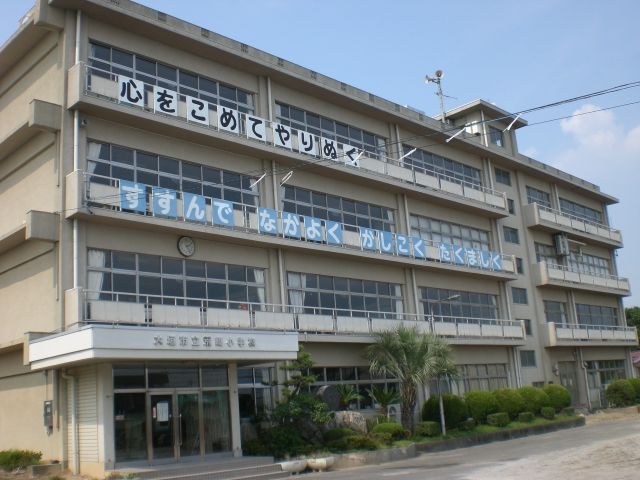 Primary school. Municipal Arasaki up to elementary school (elementary school) 1500m