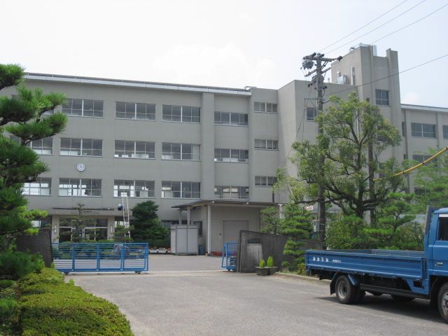 Junior high school. 2600m until the municipal western junior high school (junior high school)