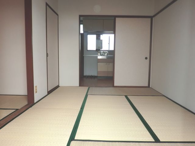 Living and room. It Japanese-style room is calm in 2 rooms. 