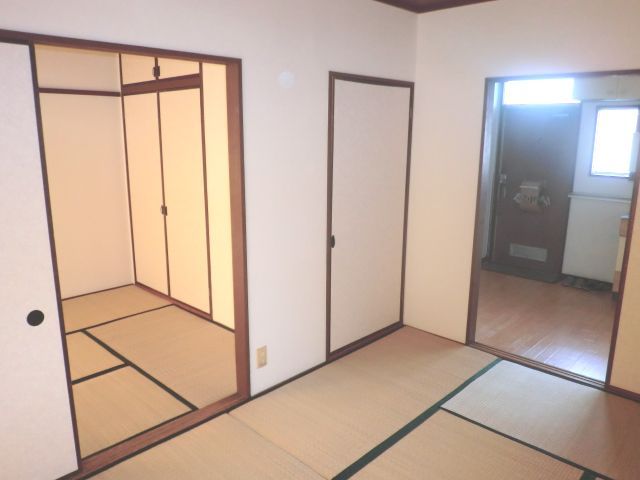 Living and room. It Japanese-style room is calm in 2 rooms. 