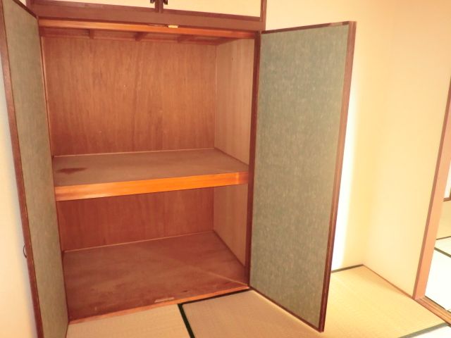 Receipt. It is a closet of the Japanese-style room 4.5 tatami. 