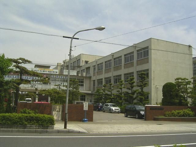 Junior high school. 140m up to municipal east junior high school (junior high school)