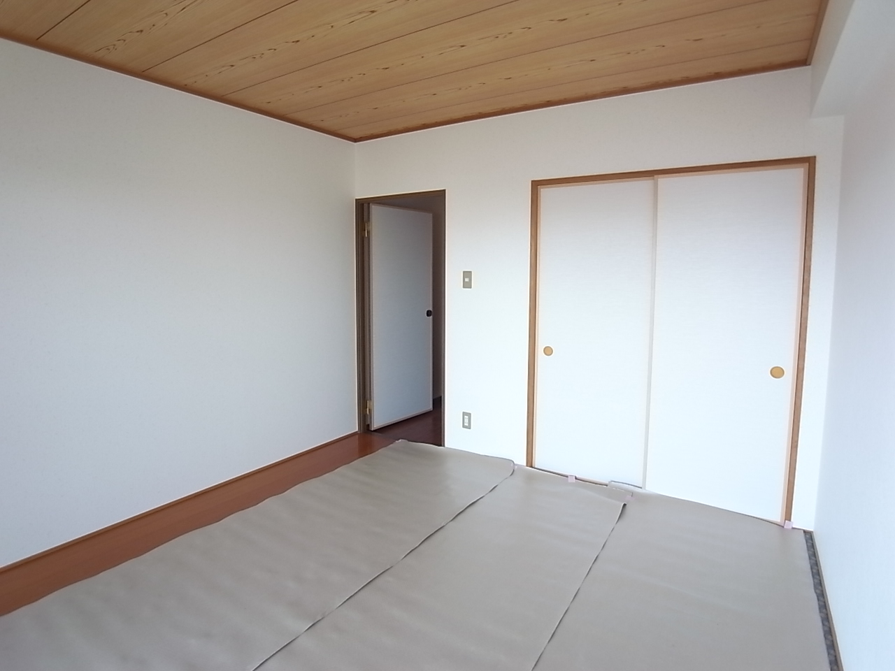 Living and room. Is a Japanese-style room to settle down with a certain one. Air-conditioned. 