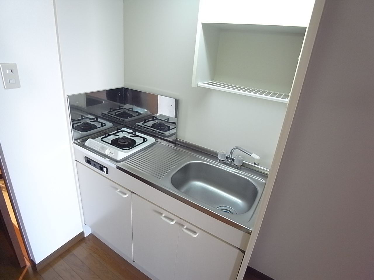 Kitchen. Immediately usable with a gas stove! 