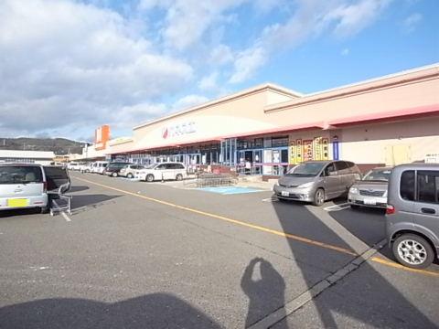 Supermarket. Kanesue lunch shop until the (super) 556m