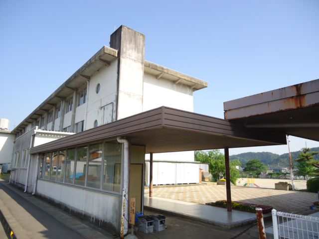 Primary school. Municipal Rika up to elementary school (elementary school) 1500m