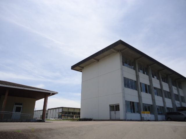 Primary school. Municipal Sejiri up to elementary school (elementary school) 2500m