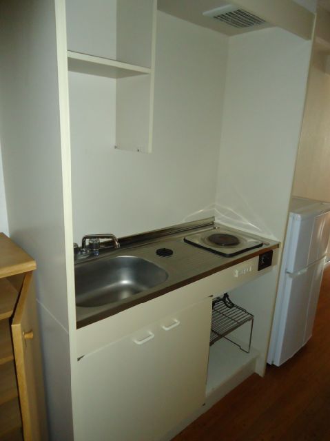 Kitchen. 1-burner stove kitchen