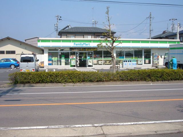 Convenience store. 900m to Family Mart (convenience store)