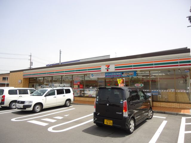 Convenience store. 810m to Seven-Eleven (convenience store)