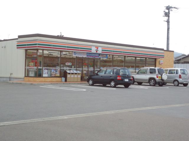 Convenience store. 650m to Seven-Eleven (convenience store)