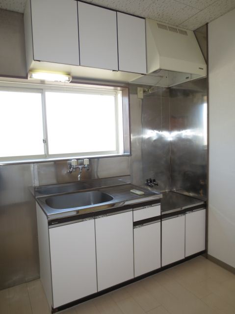 Kitchen. Two-burner stove can be installed