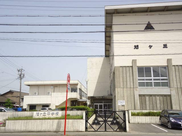 Junior high school. Municipal Asahigaoka until junior high school (junior high school) 760m