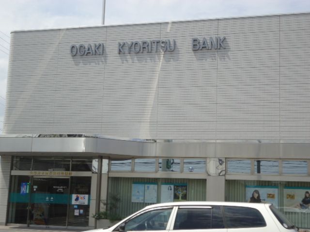 Bank. Ogaki Kyoritsu Bank until the (bank) 290m