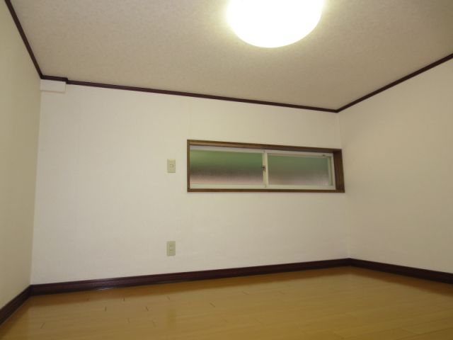 Living and room. It is convenient to a wide loft. 