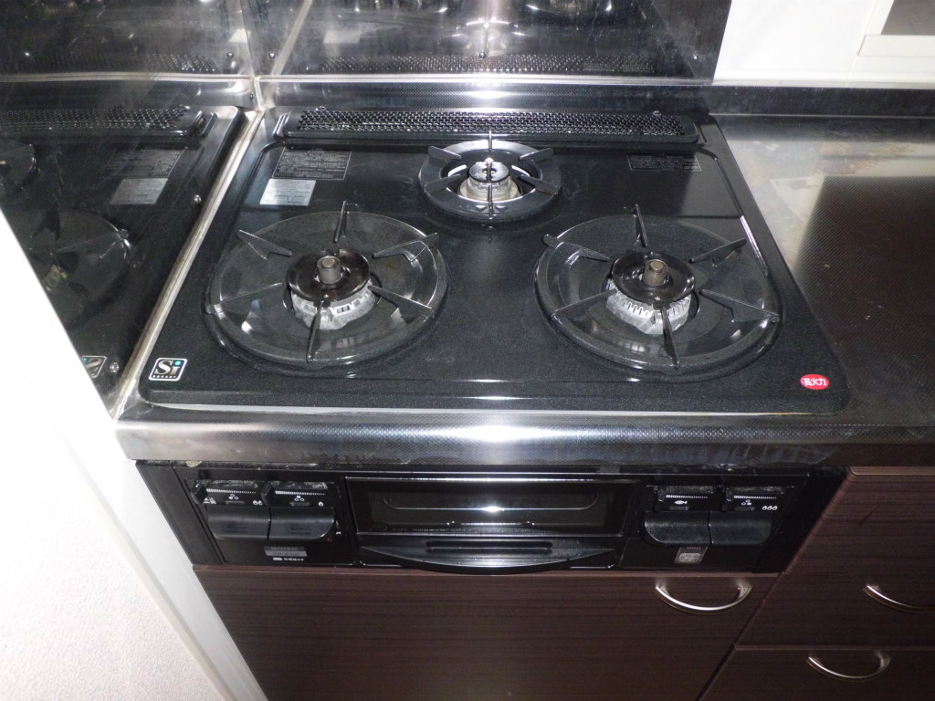 Kitchen. 3-burner stove, With grill. 