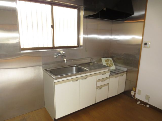 Kitchen. Two-burner stove can be installed