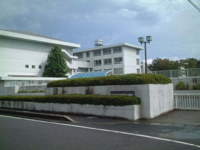 Junior high school. Municipal Sakuragaoka until junior high school (junior high school) 2100m