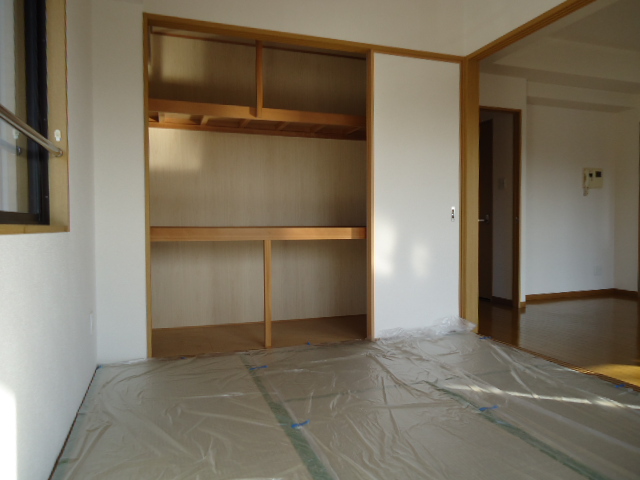 Other room space. Japanese-style room is also easy-to-use bright