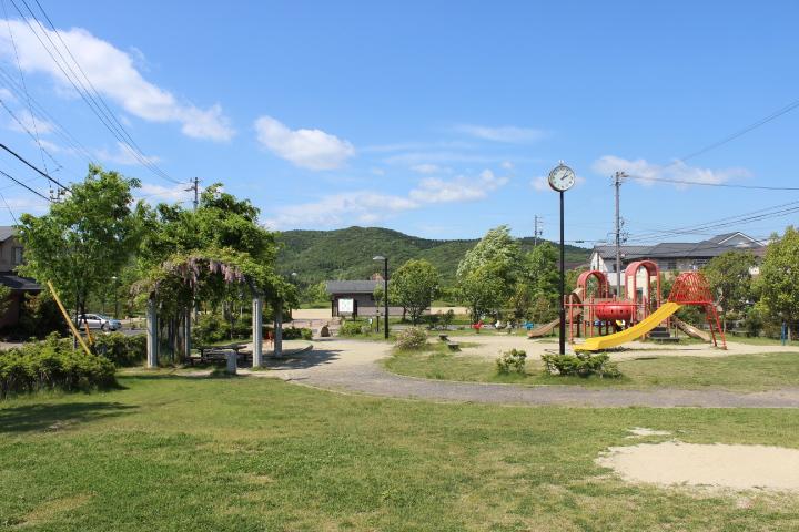park. Friendship Square . The local skyline views from the lawn, Exactly "town green and the people are in harmony.". In the square there is a playground equipment and a sandbox to play fun children, Likely also become a place beside Mrs. exchange of information your child play