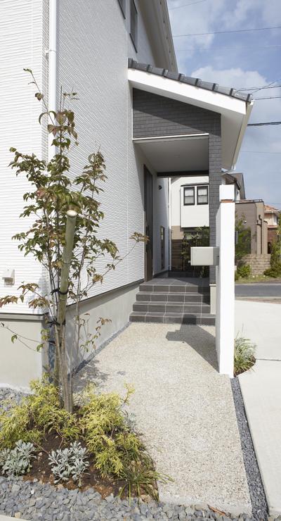 The outside structure using the white and gray, Simple and stylish impression / "Tree kori house" model house ・ Entrance (3-10-2 Building)